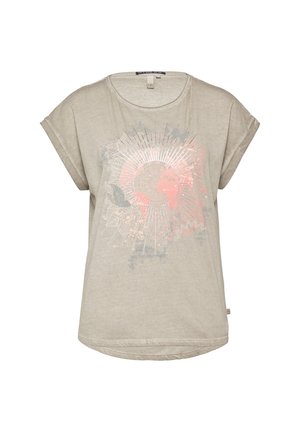 Lichtbeige T-shirt met korte mouwen en een ronde halslijn, voorzien van een centraal grafisch ontwerp in zilver en koraal met abstracte elementen.