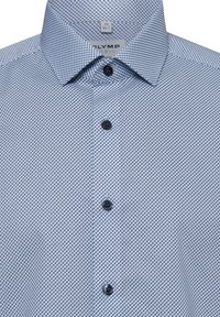 Blaues gemustertes Hemd mit geometrischem Design, durchgehende Knopfleiste mit schwarzen Knöpfen, Kentkragen und Stoffstruktur. Größenetikett sichtbar.