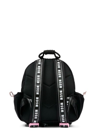 Zaino nero con texture in rete, dotato di spallacci regolabili con logo bianco, manico superiore e dettagli in hardware rosa.