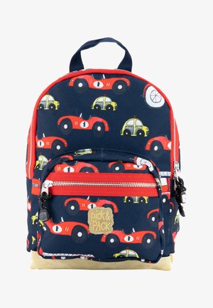 Kinderrugzak met een marineblauwe stof met kleurrijke auto-patronen, rode ritsen en een beige onderkant. Inclusief een handvat bovenaan en een voorvak.