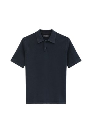 Donkerblauw navy poloshirt met korte mouwen, twee knopen in de halslijn en een klassieke kraag, platliggend op een witte achtergrond.