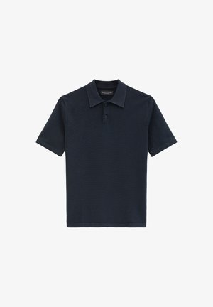 Donkerblauw navy poloshirt met korte mouwen, twee knopen in de halslijn en een klassieke kraag, platliggend op een witte achtergrond.
