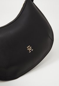 Tommy Hilfiger CHIC SHOULDER BAG - Käekott - black
