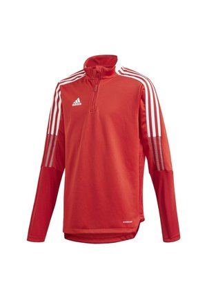 Top deportivo de manga larga rojo con cuello de media cremallera. Presenta acentos de tres franjas blancas en las mangas. Está hecho de un material ligero y transpirable.