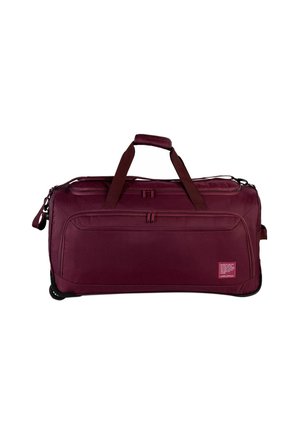 Grand sac de sport bordeaux à roulettes avec doubles poignées supérieures, poche zippée à l'avant et petite étiquette de marque dans le coin inférieur droit.