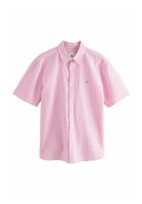 Kurzärmeliges, kragenloses Hemd in Pink- und Weißtönen mit vertikalen Streifen, das ein dezentes blaues Logo auf der linken Brust und einen strukturierten Stoff aufweist.