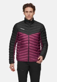 Kurtka ocieplana z czarną górną częścią i głęboką bordową dolną sekcją z przeszyciami w kształcie jodełki. Przód zapinany na zamek błyskawiczny, wysoki kołnierz.