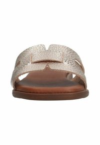 Licht gouden leren slide sandalen met een textuurafwerking, open teen ontwerp en een bruine platte zool met een subtiele accent over de bovenkant.