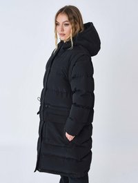Sort dunjakke med hætte, lange ærmer og lynlåslommer. Har kviltet tekstur og justerbart snoretræk i taljen.