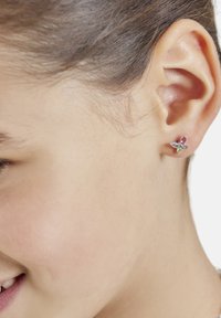 Fjäril-formade studs med flera färgade ädelstenar i röd, grön och blå, inställda i silverfärgad metall.