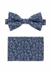 Granatowy zestaw muszki i poszetki, z kwiatowym wzorem w jasnoniebieskim kolorze. Wykonany z bawełny o gładkiej strukturze. Muszka jest już związana.