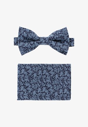 Granatowy zestaw muszki i poszetki, z kwiatowym wzorem w jasnoniebieskim kolorze. Wykonany z bawełny o gładkiej strukturze. Muszka jest już związana.
