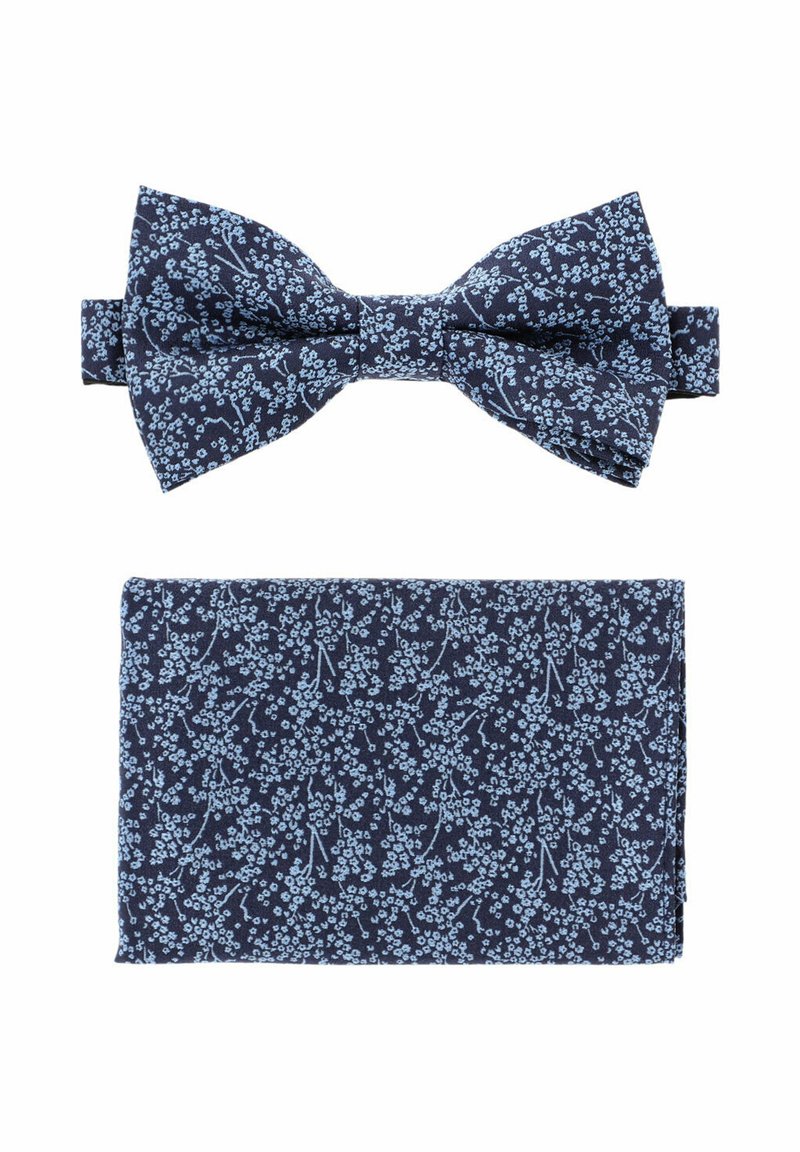 Granatowy zestaw muszki i poszetki, z kwiatowym wzorem w jasnoniebieskim kolorze. Wykonany z bawełny o gładkiej strukturze. Muszka jest już związana.