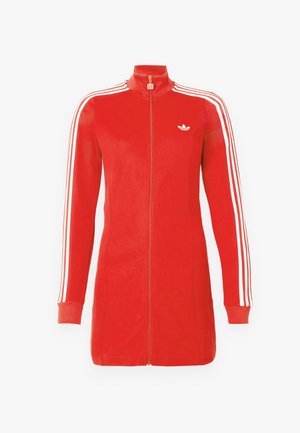 Chaqueta deportiva roja de manga larga con cremallera, con rayas blancas en las mangas y el logotipo blanco de Adidas en el pecho izquierdo.