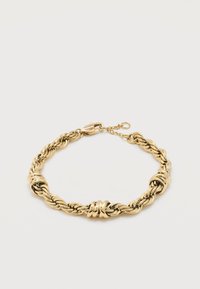 Χρυσό πλεγμένο βραχιόλι με τρεις γυαλιστερές στριφογυριστές κρίκους και κούμπωμα καβουριού σε λευκό φόντο.