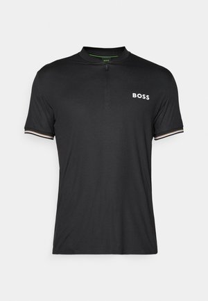 Polo shirt noir avec un col zippé, en tissu texturé, avec des poignets rayés contrastants et un logo "BOSS" blanc sur la poitrine.