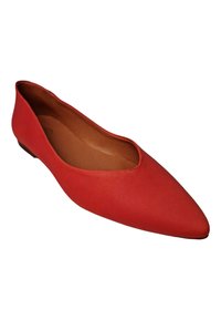 Zapato plano rojo con punta afilada, hecho de material suave; diseño elegante con un tacón bajo y sutiles cortes a los lados.