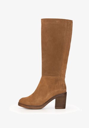 Stivale alto in suede marrone con punta rotonda, tacco in legno spesso e dettagli cuciti lungo l'asta.