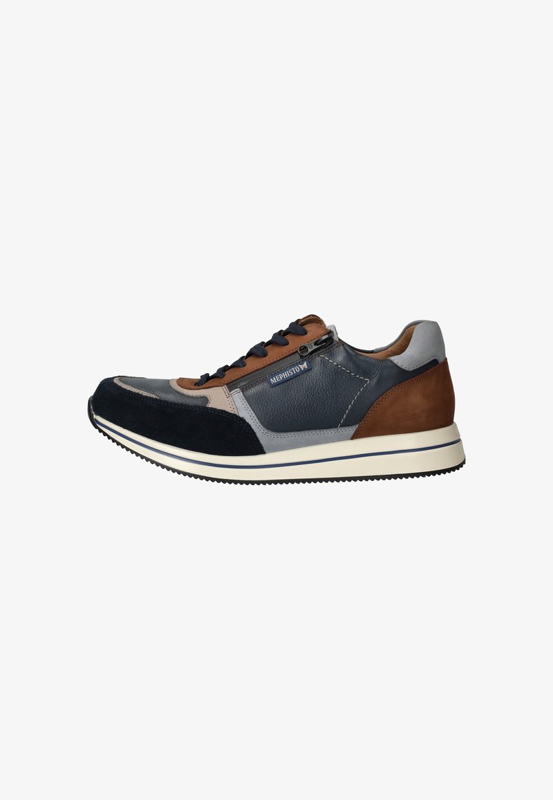 Baskets pour hommes en cuir marine, gris et marron avec des accents en suède. Présente un design à lacets et une semelle en caoutchouc. Détail de fermeture éclair sur le côté.