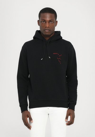 Hoodie noir en mélange de coton, avec un logo sur le devant en rouge. Il est doté d'une capuche avec cordons de serrage et de poignets et d'un ourlet côtelés.