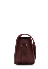 Bordeauxfarbene Lederhandtasche mit einer abgerundeten, eckigen Form, ausgestattet mit einem oberen Griff und goldenen Hardware-Details. Glatte Oberfläche mit Kontrastnähten.