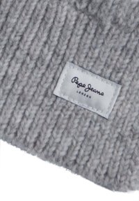 Lys grå ribbet strikket stof med et hvidt syet label, der står "Pepe Jeans London" i sort skrift og blokbogstaver.