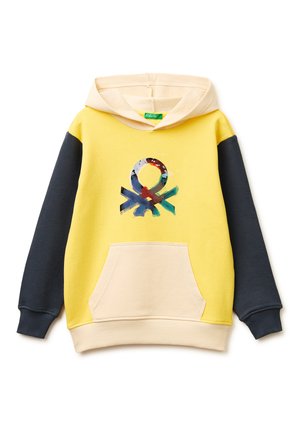 Bluza z kapturem o żółtym korpusie, czarnych rękawach, beżowym kapturze i kieszeni, z wielokolorowym abstrakcyjnym logo na piersi.