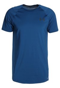 Modré sportovní tričko s krátkým rukávem vyrobené z hladkého syntetického materiálu. Má kulatý výstřih a malé černé logo na prsou.