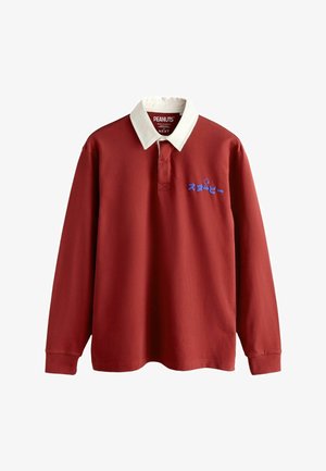 Langärmliges rotes Rugby-Shirt mit weißem Kragen, blauer japanischer Schrift und einem kleinen Snoopy-Graphic auf der linken Brust.