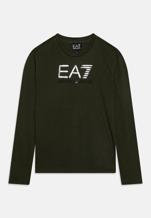 Ciemnozielona koszula z długim rękawem z srebrnymi logo "EA7" i czarnym napisem "EMPORIO ARMANI" na piersi, z okrągłym dekoltem i regularnym krojem.