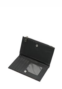 Czarny skórzany portfel z zamykaną na zamek przegrodą, wieloma miejscami na karty i przezroczystym oknem na identyfikator. Gładka tekstura i minimalistyczny design.