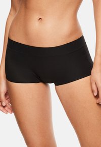 Shorts hipster noirs en tissu lisse, dotés d'une large taille et de côtés sans coutures pour plus de confort. Idéaux pour un usage décontracté ou comme sous-vêtements.