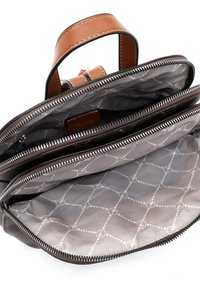 Brązowa skórzana torba na ramię z jasnobrązowym uchwytem, z zamykaną na zamek wnętrzem w szarym kolorze i wzorem diamentów. Widoczne kilka przegród.