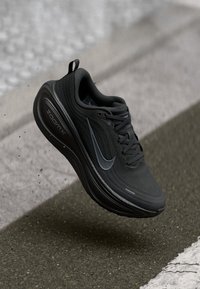 Baskets Nike ZoomX noires avec un dessus texturé, un design élégant, une semelle amortissante et des accents réfléchissants. Légères avec un système de laçage sécurisé.