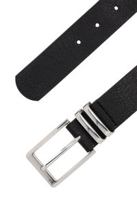 Curea din piele neagră cu o suprafață texturată, având un cataramă metalică argintie cu trei accente orizontale și mai multe găuri de ajustare.