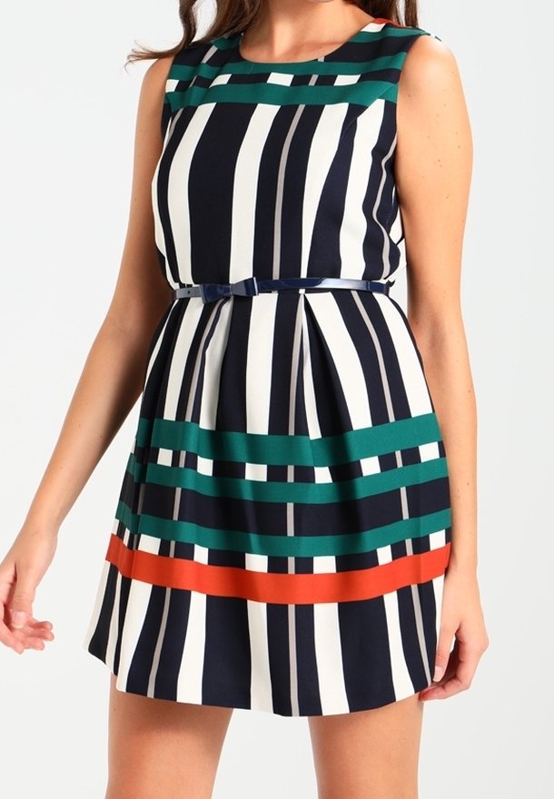 Robe sans manches à rayures bleu marine, blanc et vert avec des accents rouges. Présente un corsage ajusté, une jupe évasée et un détail de ceinture à la taille.