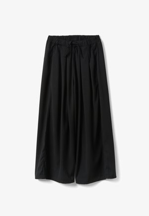 Pantalones anchos de pierna negra con cintura elástica y cordón, hechos de tela ligera, mostrados planos sobre un fondo blanco.