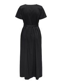 Melnas īss piedurkņu maksi kleita ar jostu viduklī un plisētu svārku, attēlota no aizmugures uz baltas fona.