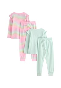Twee sets met kinderpajama's, bestaande uit tops en broekjes. De ene set heeft een roze tie-dye top met bijpassende broekjes; de andere is volledig mintgroen met ruches aan de mouwen.
