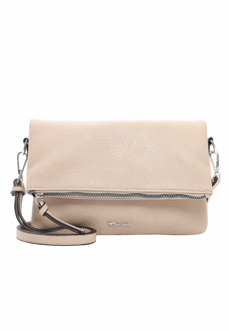 Sac bandoulière beige à rabat, avec fermeture éclair sur le devant, sangle amovible avec attaches métalliques et finition en cuir synthétique texturé.