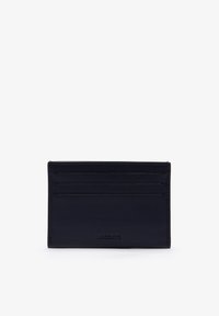 Portofel din piele albastră marină cu mai multe sloturi pentru carduri și detalii de cusătură subtile. Prezintă un logo embosat în față. Design subțire, rectangular.
