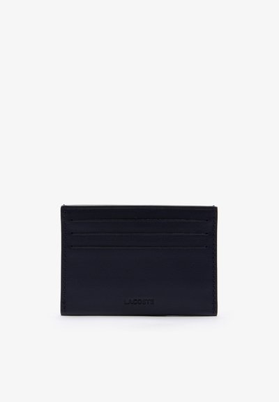 Porte-cartes en cuir bleu marine avec plusieurs emplacements pour cartes et de subtils détails de couture. Présente un logo embouti à l'avant. Design rectangulaire et mince.