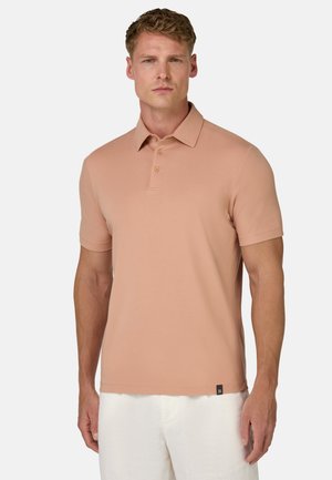 Trumpas rankovėmis polo marškinėliai persiko spalvos audiniu, su trimis mygtukais priekyje ir mažo logotipo etikete apatine dalyje. Lygus paviršius, prigludęs dizainas.