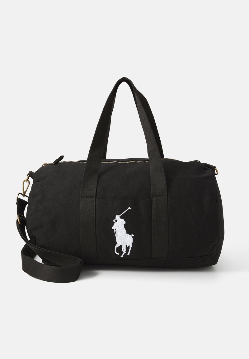 Borsa a duffel nera realizzata in tessuto resistente, dotata di due manici, una tracolla rimovibile e logo di un giocatore di polo ricamato in bianco.