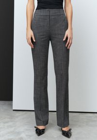Pantaloni grigi a quadri con taglio dritto, realizzati in tessuto leggero. Presentano una cintura liscia e tasche frontali.