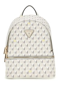 Sac à dos blanc à motif, de forme arrondie, avec un logo triangulaire doré, une fermeture éclair et des accents noirs.