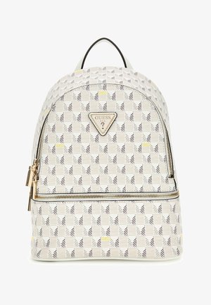 Weißer Rucksack mit Muster und runder Form, ausgestattet mit einem goldfarbenen, dreieckigen Logo, einem Reißverschluss und schwarzen Akzenten.