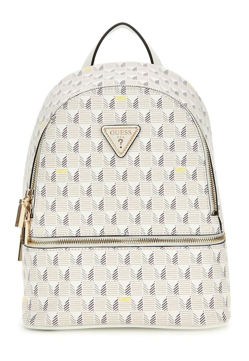 Sac à dos blanc à motif, de forme arrondie, avec un logo triangulaire doré, une fermeture éclair et des accents noirs.