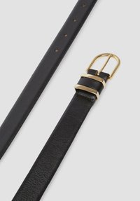 Zwarte leren riem met een gladde textuur, voorzien van een gouden gesp en twee horizontale gouden accenten nabij de gesp. Verzendgaten voor maatcorrectie.
