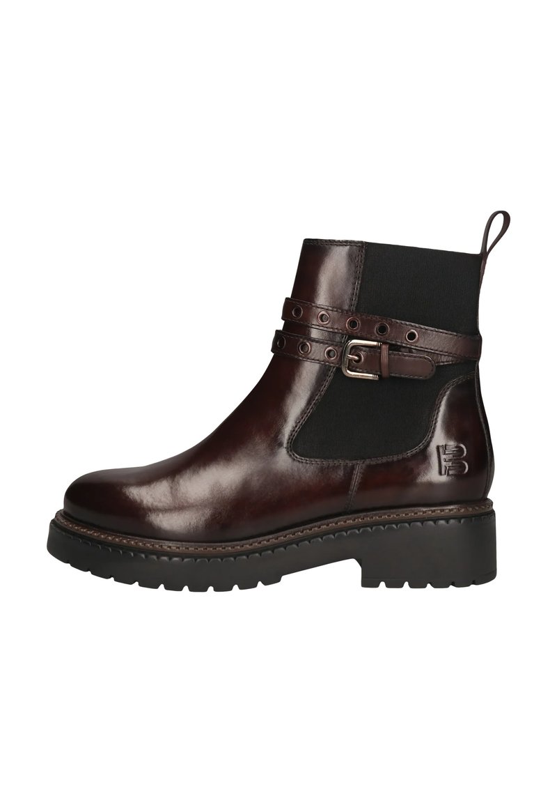 Braune Leder-Stiefeletten mit runder Zehenform, elastischen Seitenpaneelen, verstellbarem Schnallenriemen und einer strukturierten Gummisohle.